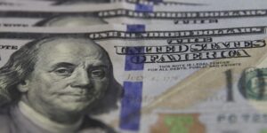 dolar-supera-r$-5,20,-e-bolsa-cai-com-expectativa-por-juros-nos-eua