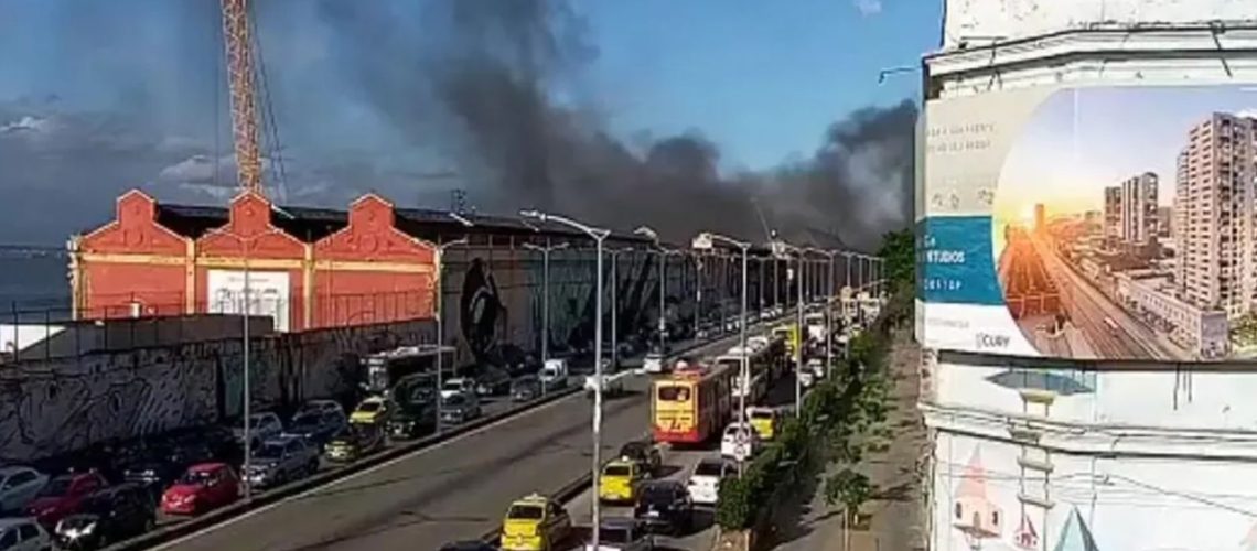 incendio-atinge-barracao-de-escola-de-samba-na-zona-portuaria-do-rio