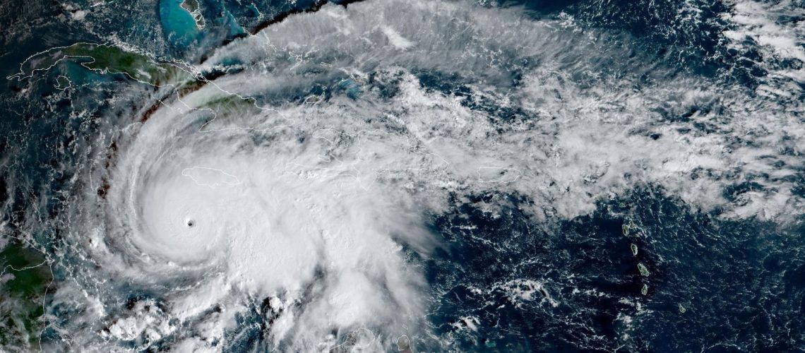 furacao-melissa-perde-forca,-mas-ventos-ainda-sao-catastroficos