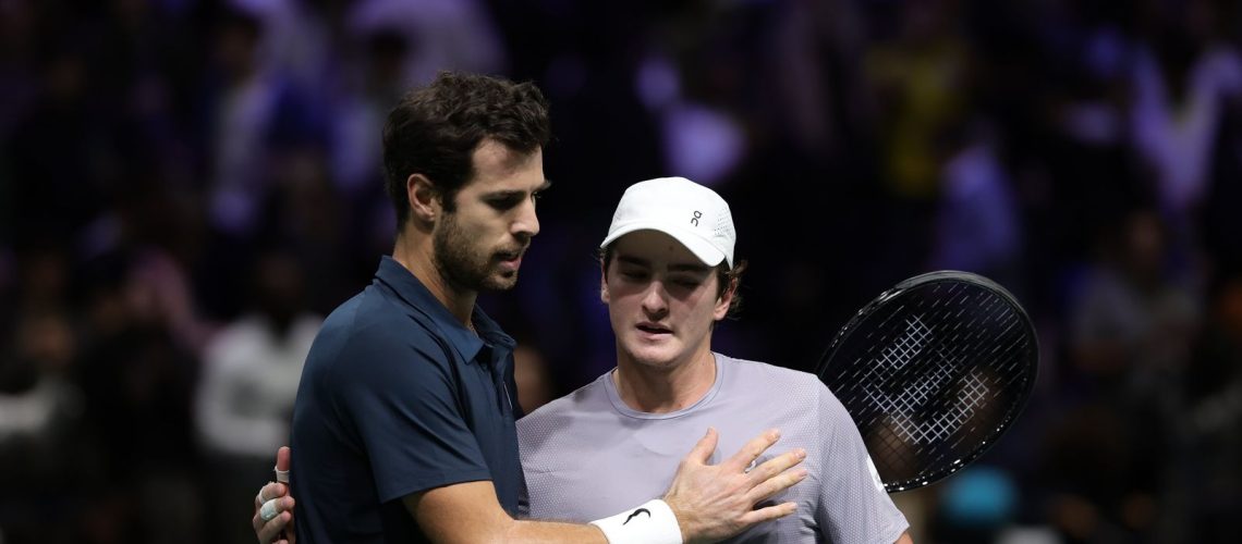 joao-fonseca-batalha-em-quadra,-mas-da-adeus-ao-masters-1000-de-paris