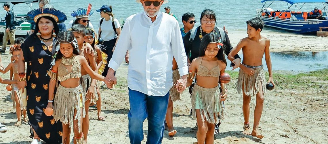 lula-visita-aldeia-indigena-e-promete-energia-para-4,3-mil-familias