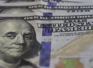 dolar-cai-para-o-menor-valor-em-21-meses,-e-bolsa-bate-recorde