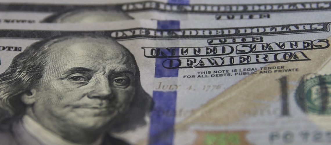 dolar-cai-para-o-menor-valor-em-21-meses,-e-bolsa-bate-recorde