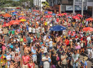 com-quase-50-anos,-pacotao-leva-multidao-a-area-central-de-brasilia