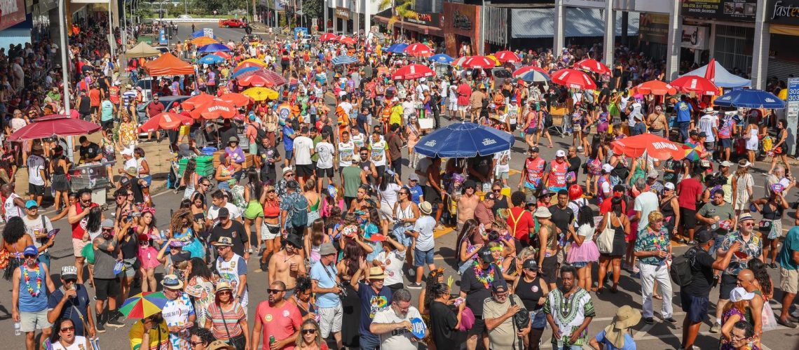 com-quase-50-anos,-pacotao-leva-multidao-a-area-central-de-brasilia