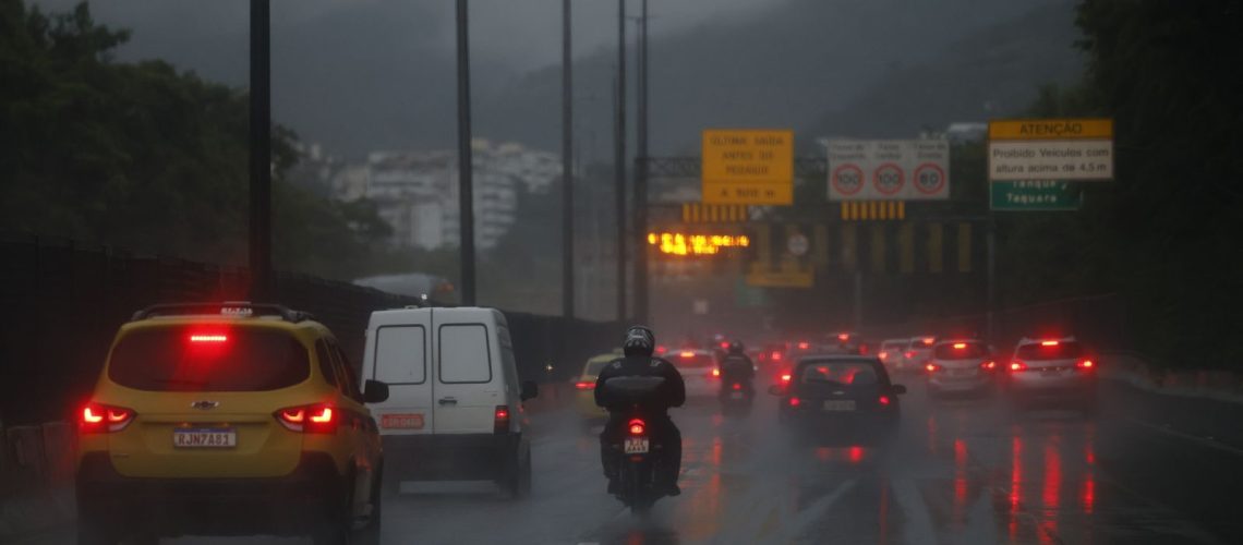 alagamentos-e-interdicoes-afetam-rodovias-no-rio-de-janeiro