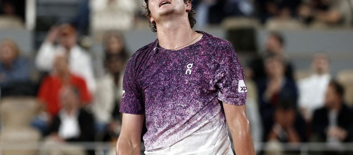 joao-fonseca-luta,-mas-da-adeus-a-roland-garros-apos-reves-para-mensik